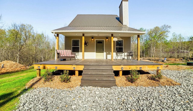 4 Mi to Lake Barkley: Pet-Friendly Home w/Hot Tub