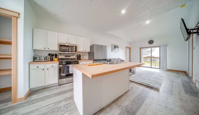 4 Mi to Lake Erie Access: Condo on the Greens