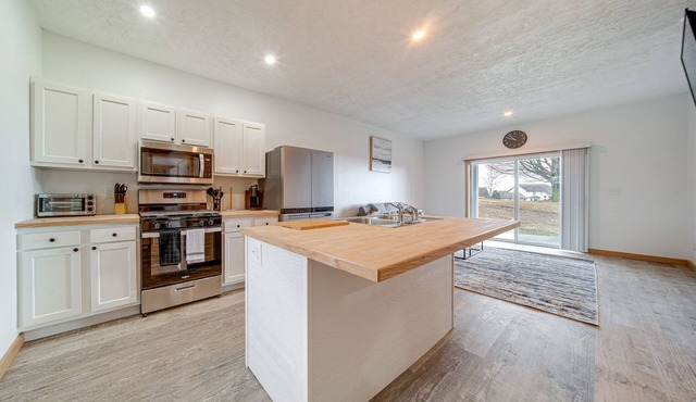 4 Mi to Lake: Golf-View Erie Condo w/Porch