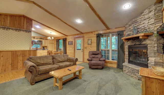 4 Mi to Lake: Wooded Log Cabin in Eureka Springs!
