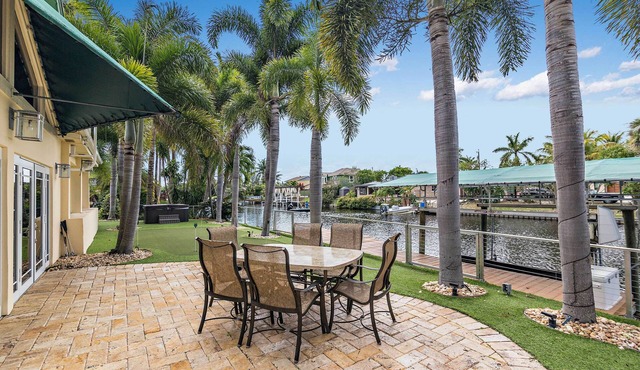 4 Mi to Lake Worth Pier: Waterfront Gem w/Hot Tub