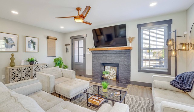 4 Mi to Liberty Bridge: Greenville Getaway w/Deck