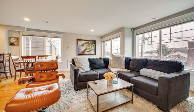 4 Mi to Lumen Field! Centrally Located Townhome