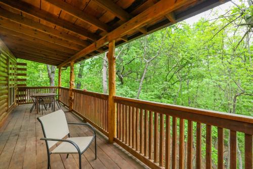 4 Mi to Marina: Cozy Log Cabin in Eureka Springs!