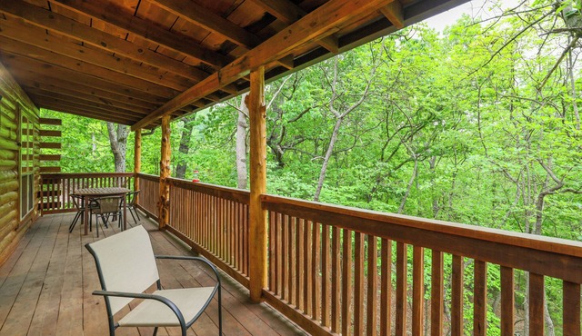 4 Mi to Marina: Cozy Log Cabin in Eureka Springs!