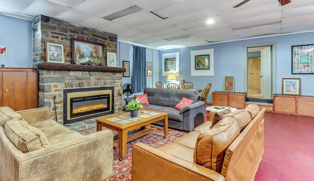 4 Mi to Mauch Chunk Lake: Spacious Apt w/Bar!