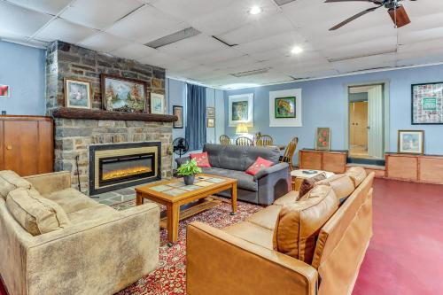 4 Mi to Mauch Chunk Lake Spacious Apt with Bar!