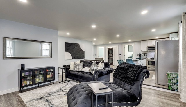 4 Mi to MetLife Stadium: Chic Wallington Unit!