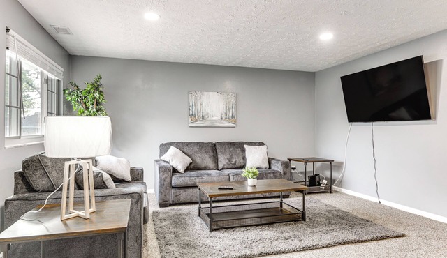 4 Mi to MetroParks Ice Rink: Pet-Friendly Getaway