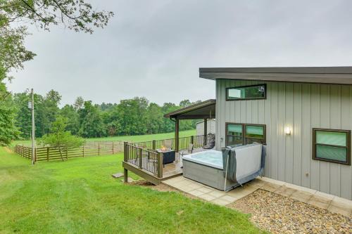 4 Mi to Mohican River: Ohio Amish Country Cottage