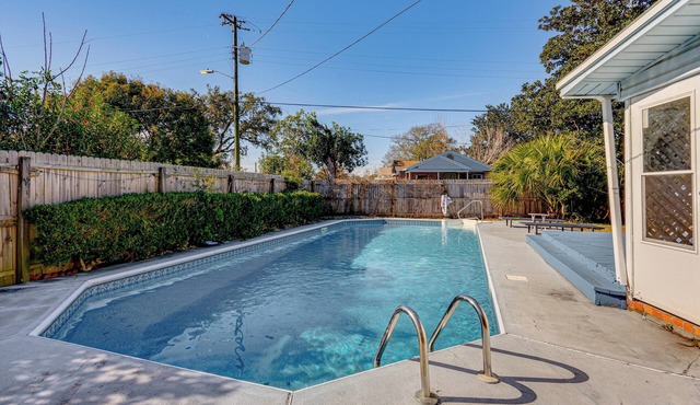 4 Mi to NAS Pensacola! Family Getaway w/Pool