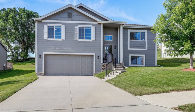 4 Mi to Offutt AFB - Family Home in Omaha Suburbs!