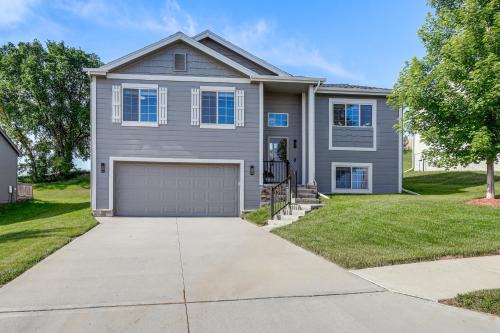 4 Mi to Offutt AFB - Family Home in Omaha Suburbs!