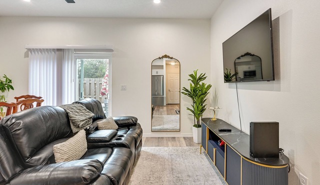 4 Mi to Outlets! Townhome Near Tampa North Airport