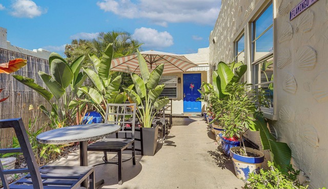 4 Mi to Palm Beach: Cozy Cottage w/Patio