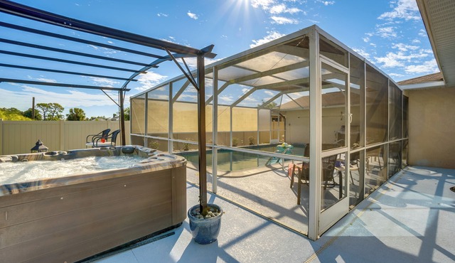 4 Mi to Port Charlotte Beach Park: Gem w/Pool