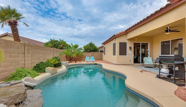4 Mi to Riparian Preserve: Mesa Abode w/Hot Tub