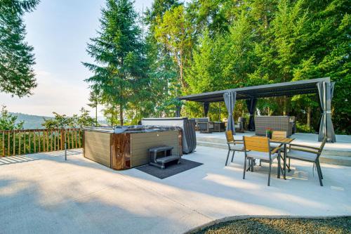 4 Mi to River Umpqua Valley Villa with Fire Pit!