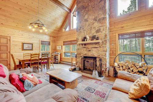 4 Mi to RMNP Allenspark Cabin with Wraparound Deck!