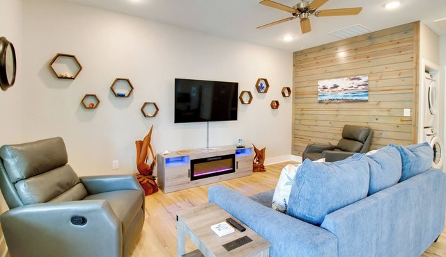 4 Mi to Rockport Beach Park: Home w/Resort Perks