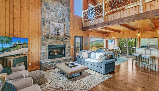 4 Mi to Sapphire Ski! Mtn-View Cabin w/Deck