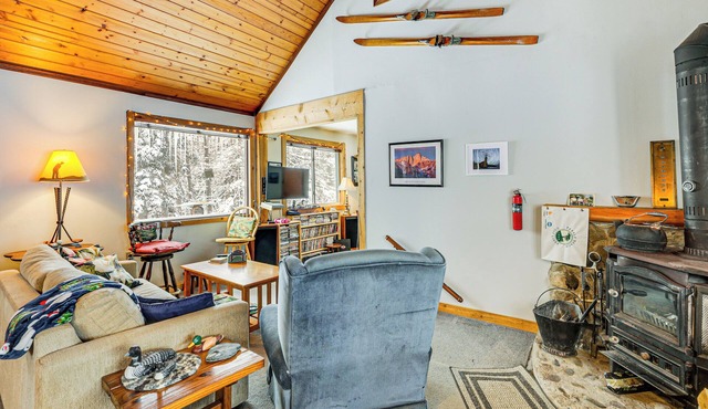 4 Mi to Ski Brule: Cozy Cabin w/Screened-In Porch