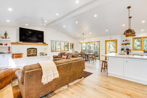 4 Mi to Slopes Family-Friendly Stateline Home!