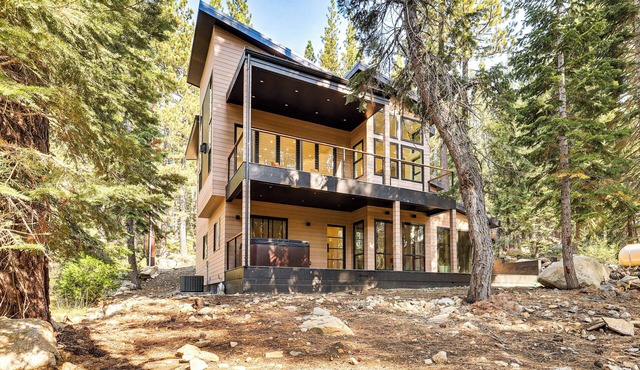 4 Mi to Soda Springs Resort: Hot Tub Hideaway!