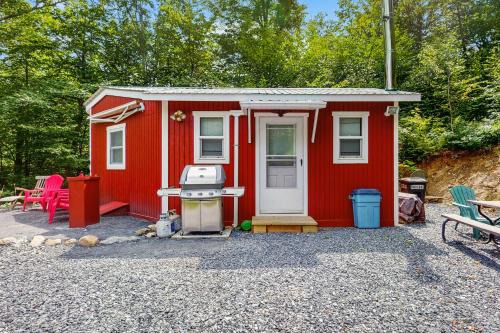 4 Mi to Sugarbush Resort! All-Season Couples Haven