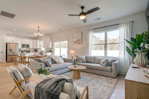 4 Mi to Surf City Beaches! Family Coastal Retreat