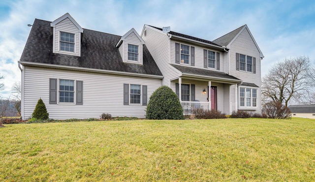 4 Mi to the Amish Village: Spacious Home w/Deck!