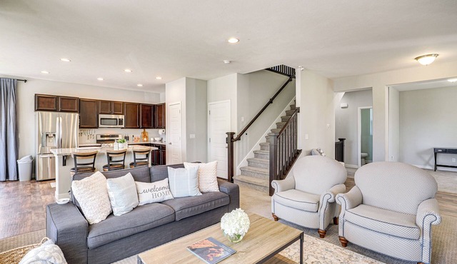 4 Mi to The District: Family Home w/Tennis Access