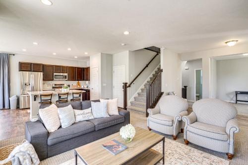 4 Mi to The District: Family Home w/Tennis Access