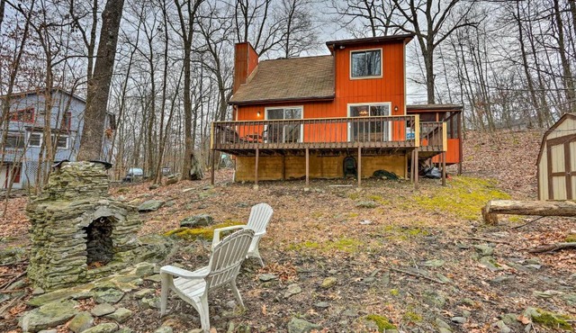 4 Mi to Tubing Cozy Bushkill Cabin with Deck!