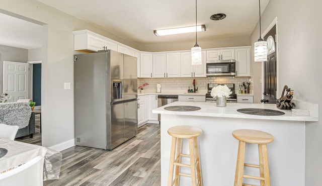 4 Mi to Universities: Quaint Parkville Apartment!