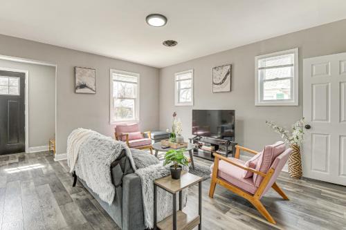 4 Mi to Universities Quaint Parkville Apartment!