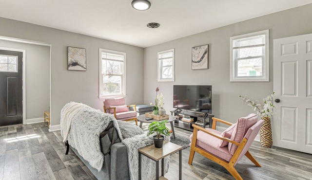 4 Mi to Universities: Quaint Parkville Apartment!