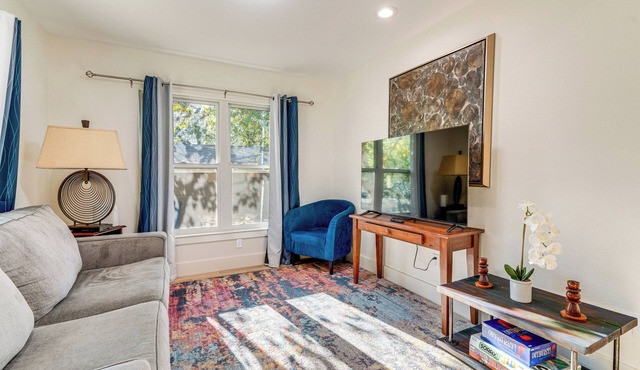 4 Mi to UT Austin: Bright & Modern Family Home