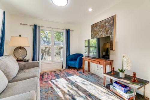 4 Mi to UT Austin: Bright & Modern Family Home
