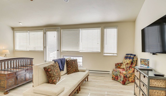 4 Mi to Vail Ski Resort: Cozy Getaway w/Deck!