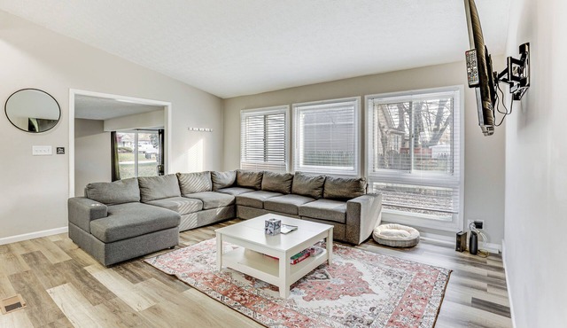 4 Mi to Zoo & Dtwn Akron: Home w/Game Room!