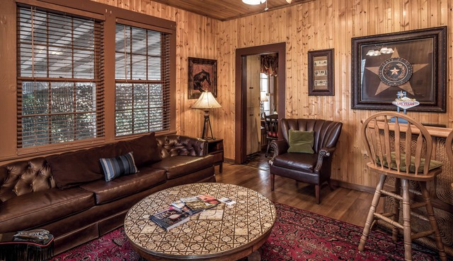4 Miles: Midtown Ruidoso's Eclectic 2 Bed/2 Bath Cabin