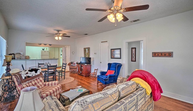 4 Miles to Lake Jacksboro: Cozy Texas Cottage