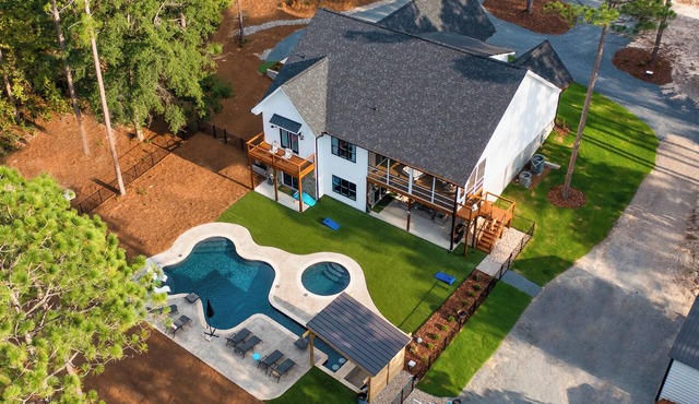 4 Miles to NO. 2! Large private home with Guitar Shaped Pool!