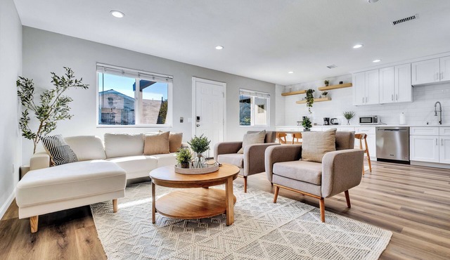 4 min from UCR, open floor-plan, monthly stays available