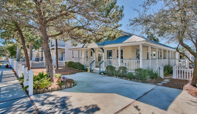 4 min to Beach - Next to Pool - Great Outdoor Living Area.