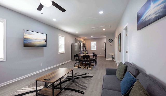4 Min to Downtown | 11 to Elon | Car Rental Avail.