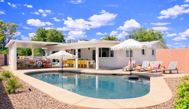4 Min to Old Town, Resort Backyard with Heated Pool, Hot Tub and Outdoor Kitchen