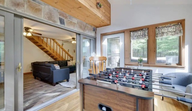 4 min to Pocono Raceway: 4 Acres, Firepit, Jacuzzi