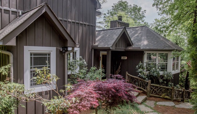 4 Min. to Town, 2 Fireplaces, 2 King Suites, Screened Porch, Wooded Yard